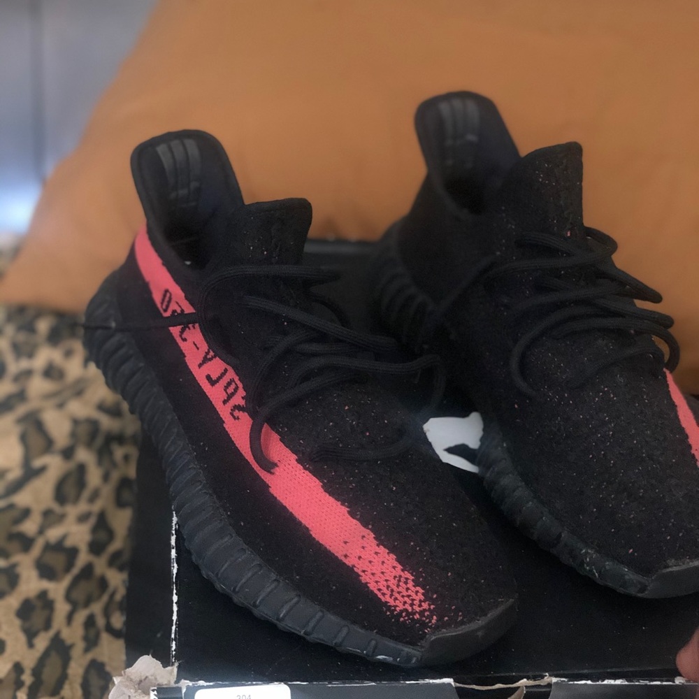 Yeezy 350 red stripe used